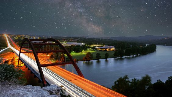 Nachthimmel über der Pennybacker Bridge in Austin © Justin Lauria
